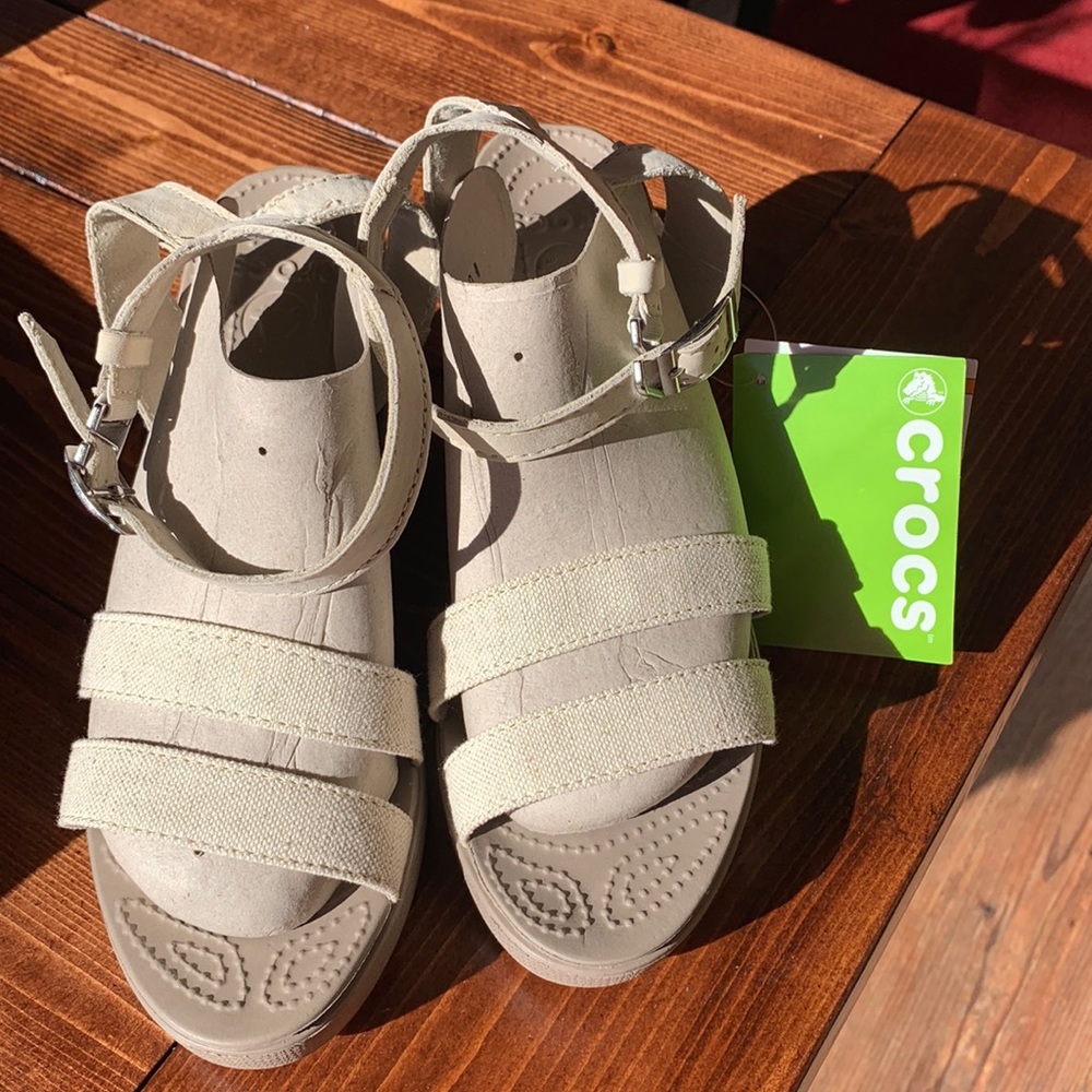 New w/tags crocs wedges